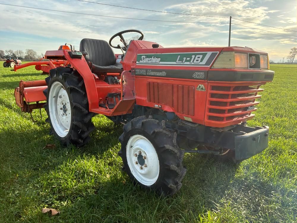 Kubota L1-18 Minitraktor mit Allradantrieb und Deichsel