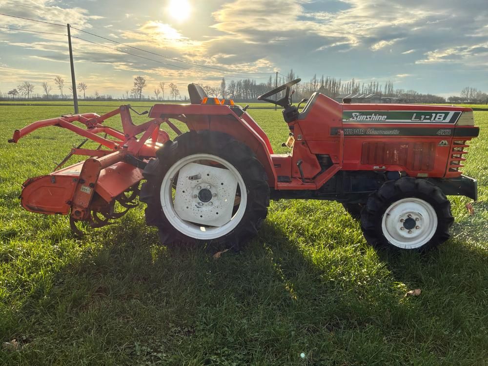 Kubota L1-18 Minitraktor mit Allradantrieb und Deichsel