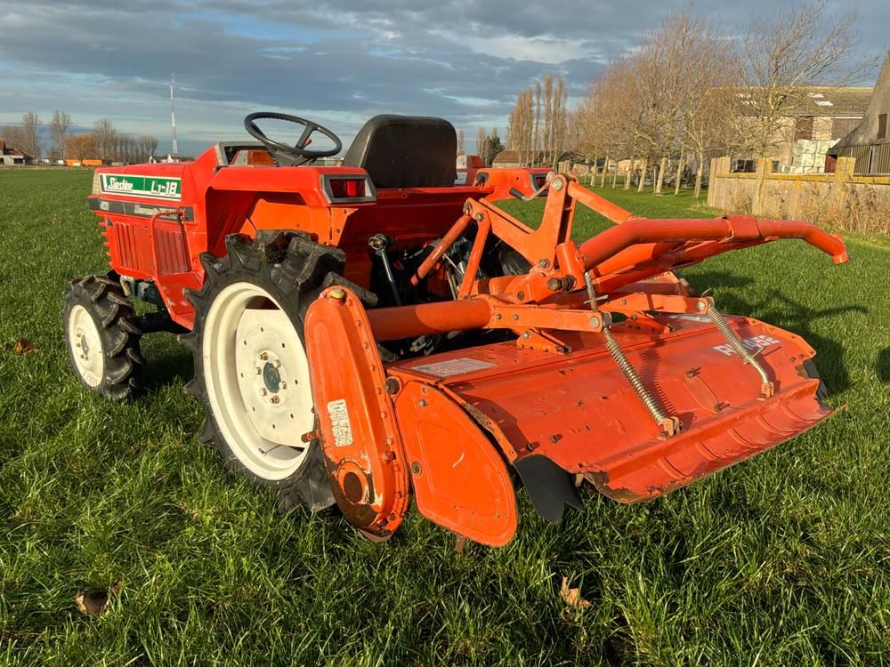 Kubota L1-18 Minitraktor mit Allradantrieb und Deichsel