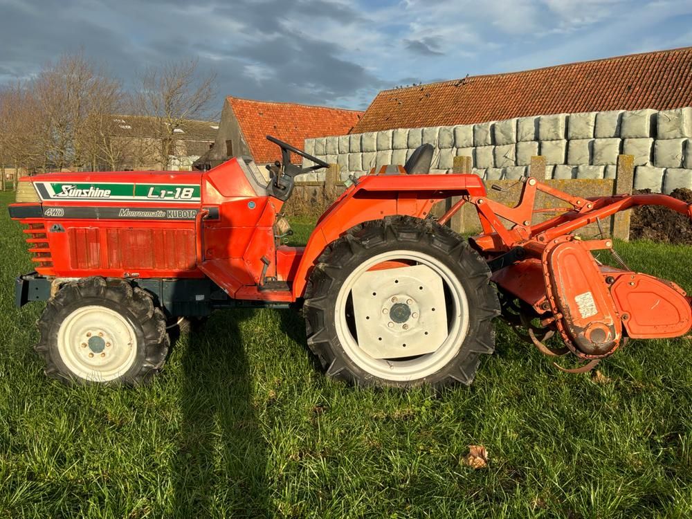 Kubota L1-18 Minitraktor mit Allradantrieb und Deichsel