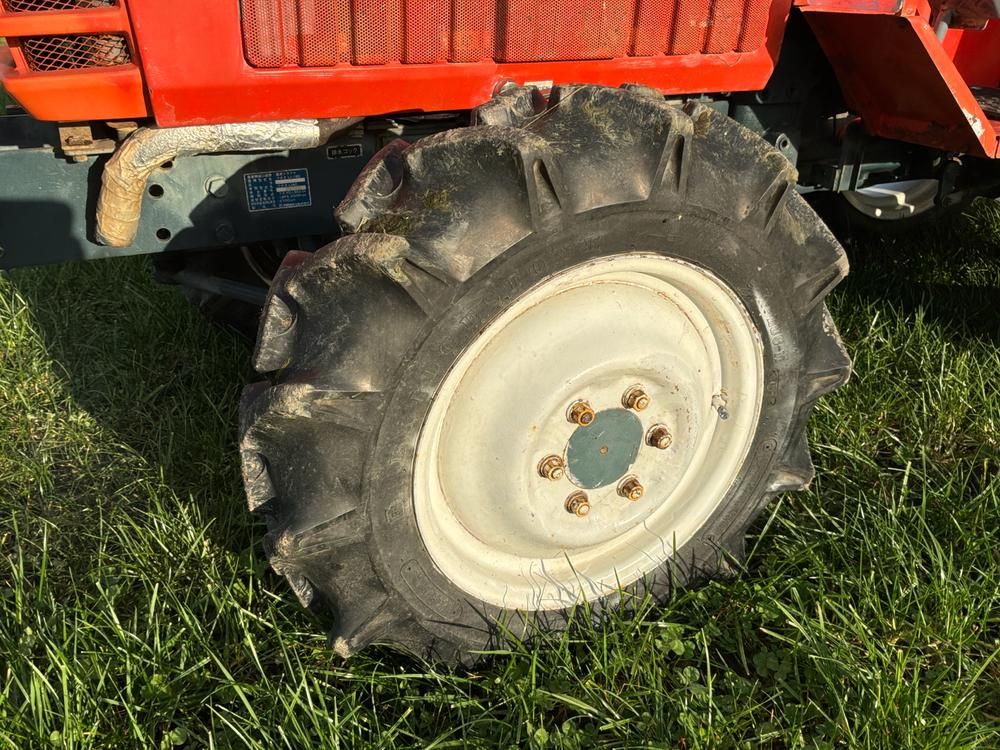 Kubota L1-18 Minitraktor mit Allradantrieb und Deichsel