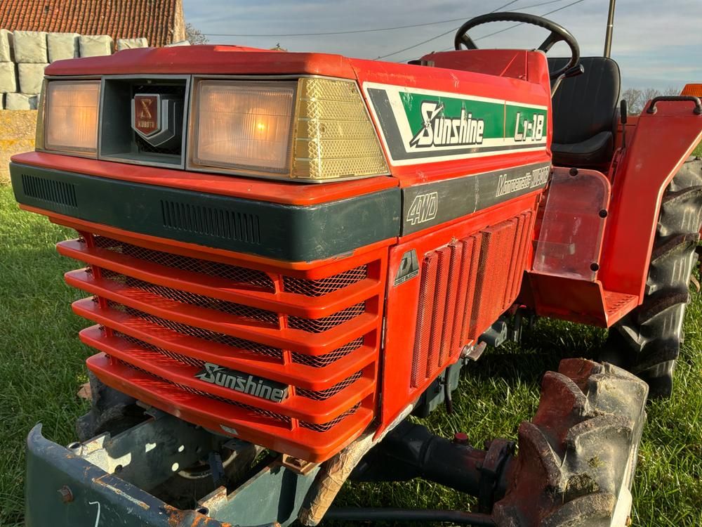 Kubota L1-18 Minitraktor mit Allradantrieb und Deichsel
