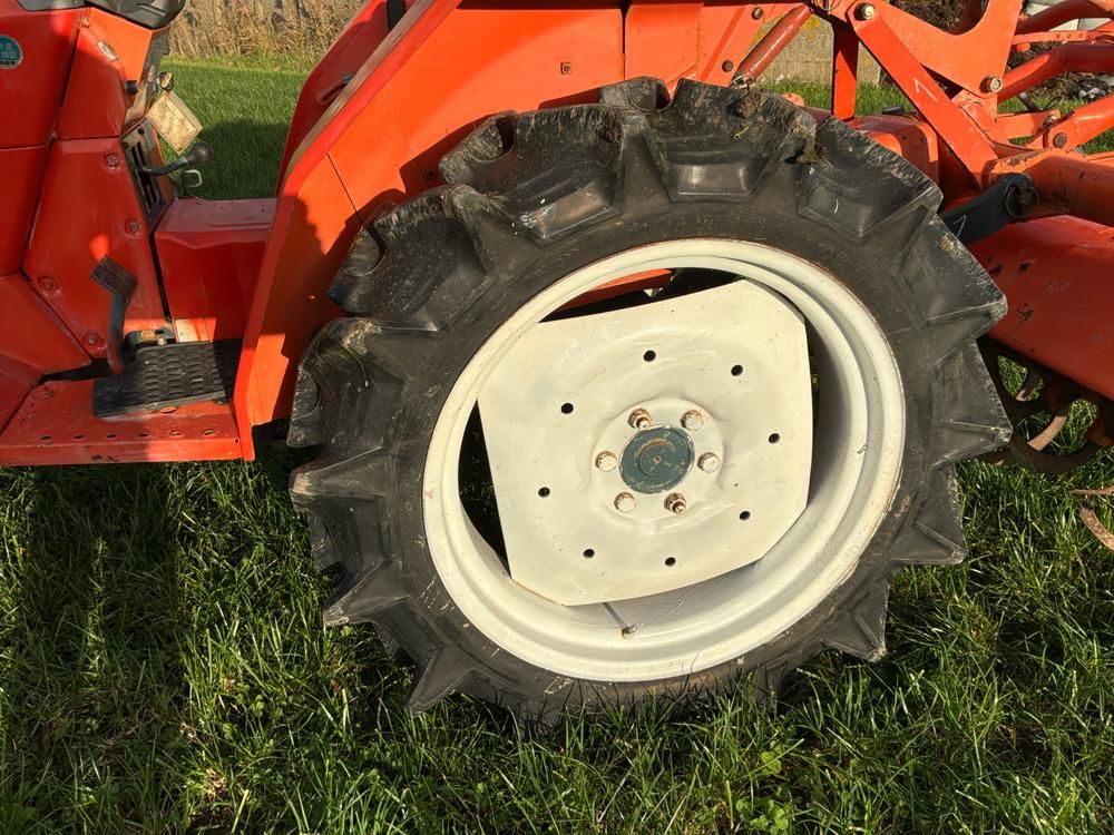Kubota L1-18 Minitraktor mit Allradantrieb und Deichsel