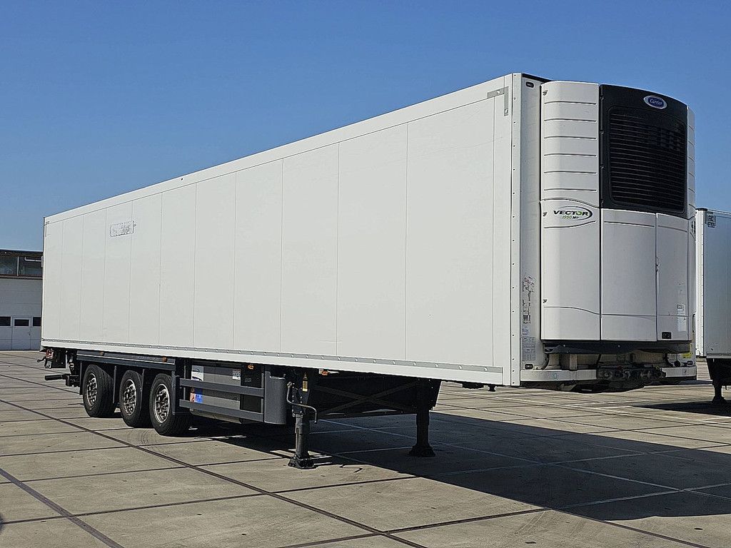 SCHMITZ SKO 24 FP 40 COOL steeraxle taillift