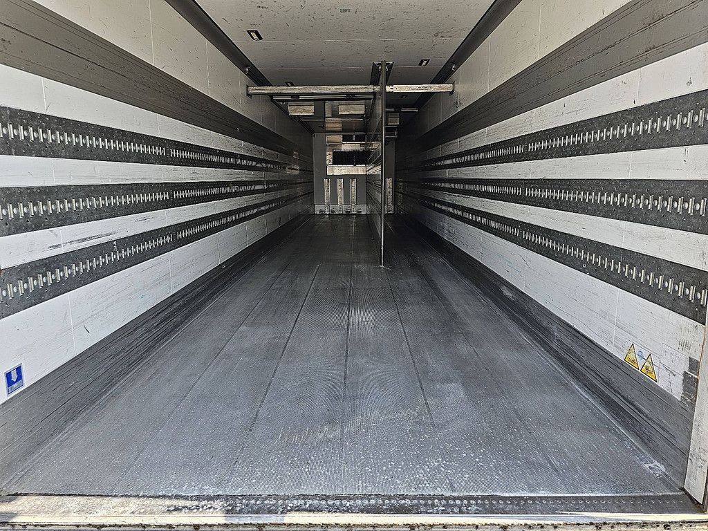 SCHMITZ SKO 24 FP 40 COOL steeraxle taillift