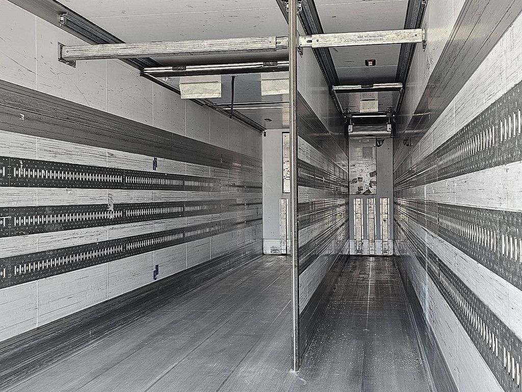 SCHMITZ SKO 24 FP 40 COOL steeraxle taillift