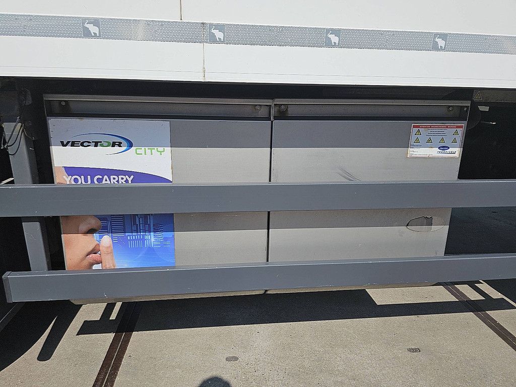 SCHMITZ SKO 24 FP 40 COOL steeraxle taillift