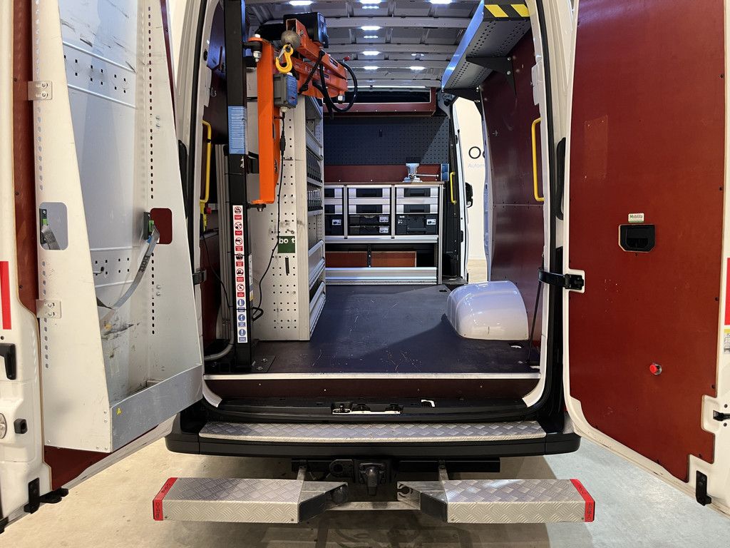 Man TGE 50 2.0 L3H3 180 PK DL DSG Automaat / Servicebus / GVW 5.000 KG / Bott Inrichting / Swinglift Kraan / Trekhaak 3500 KG / 220V. / Euro 6 / Airco / CarPlay / Camera / Cruise Control / 53.000 KM !! C-Rijbewijs !!