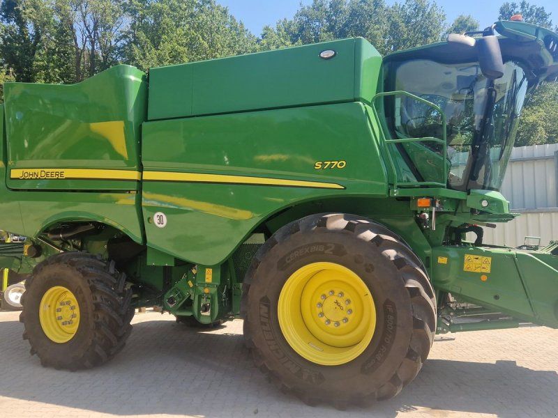 John Deere S770