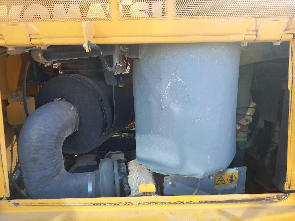 Komatsu D155A-6R (4pcs available for sale in Abu Dhabi)