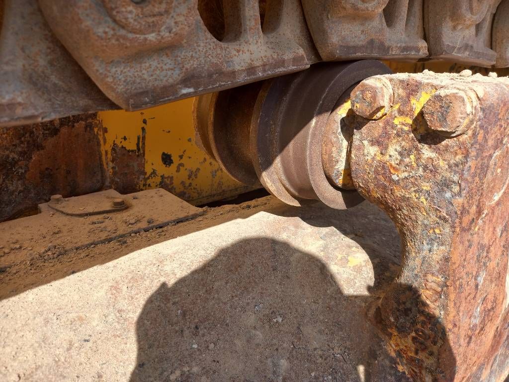 Komatsu D155A-6R (4pcs available for sale in Abu Dhabi)