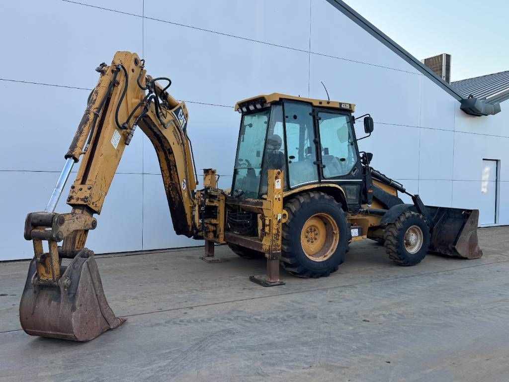 CAT 432D - Telescopic Boom / Hammer Lines