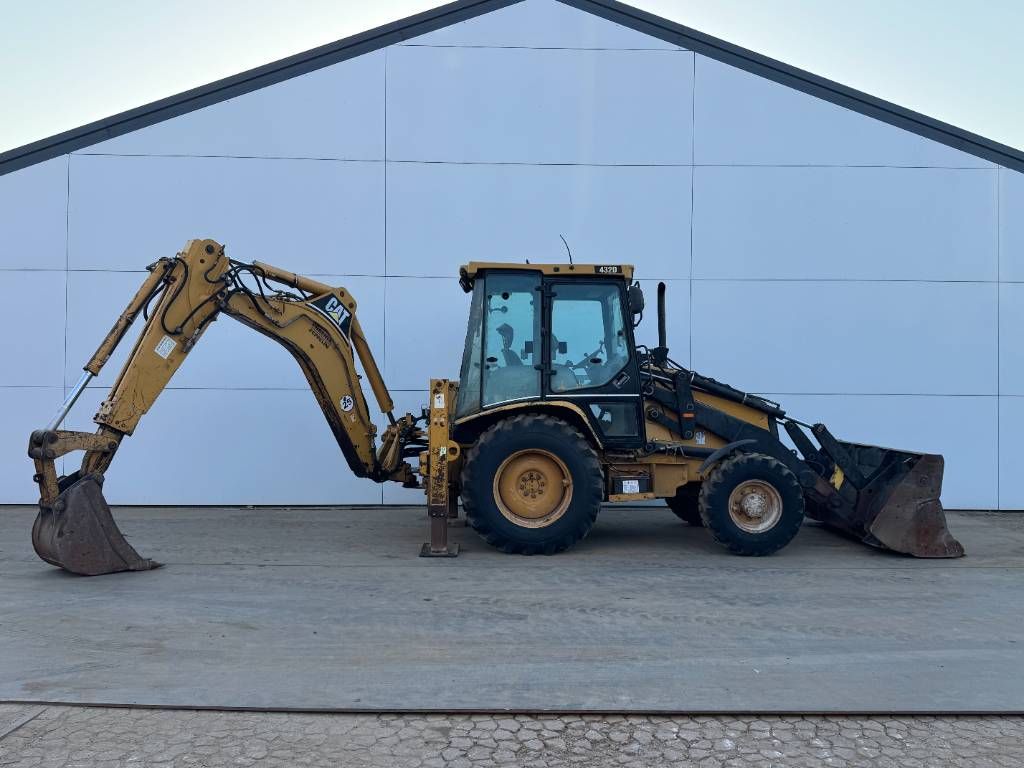 CAT 432D - Telescopic Boom / Hammer Lines