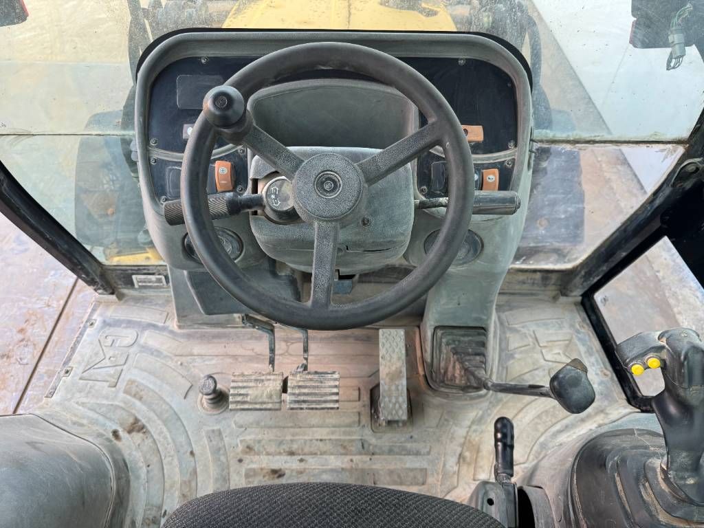 CAT 432D - Telescopic Boom / Hammer Lines
