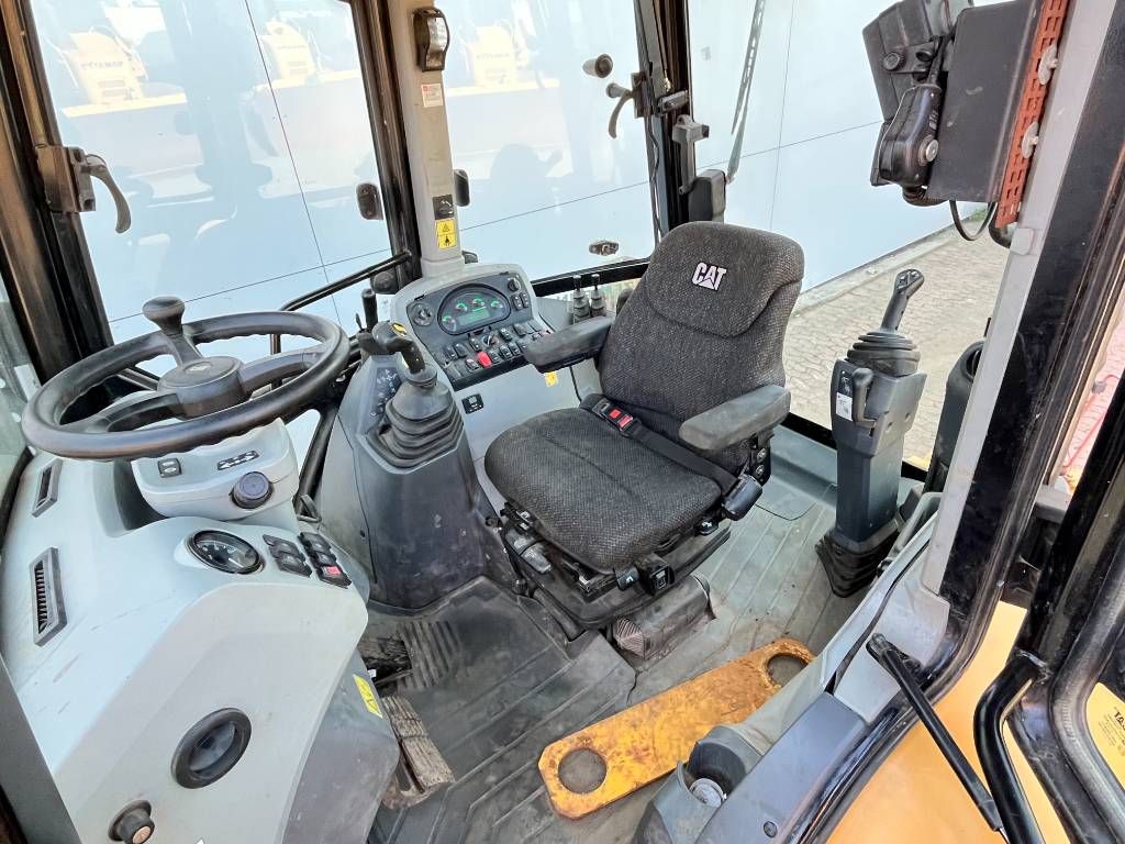 CAT 444F2 - Telescopic Boom / 4WS / Hammer Lines