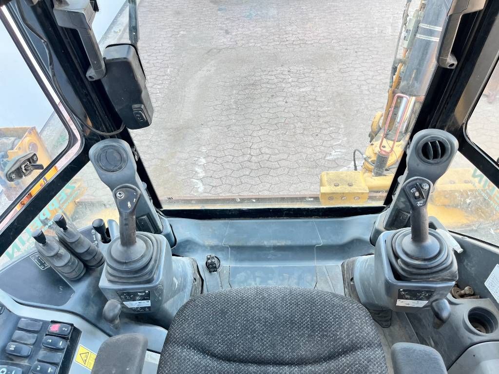 CAT 444F2 - Telescopic Boom / 4WS / Hammer Lines