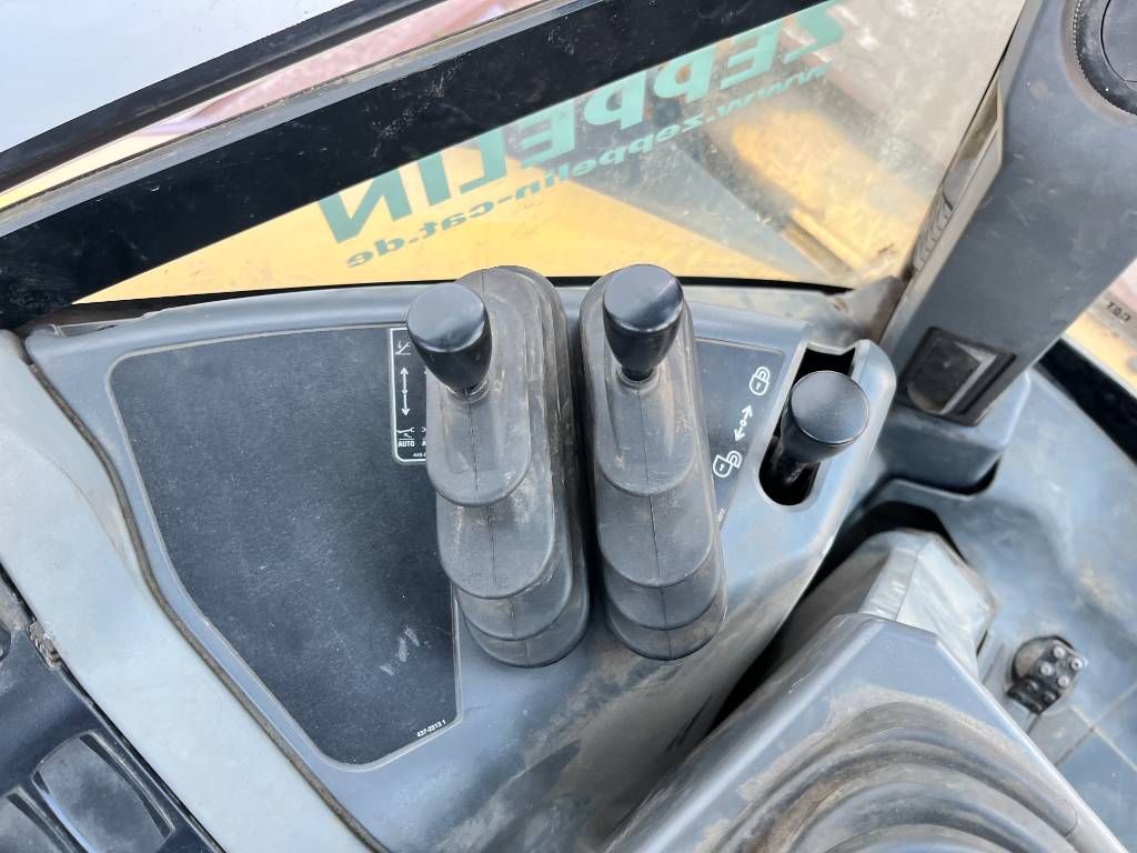 CAT 444F2 - Telescopic Boom / 4WS / Hammer Lines