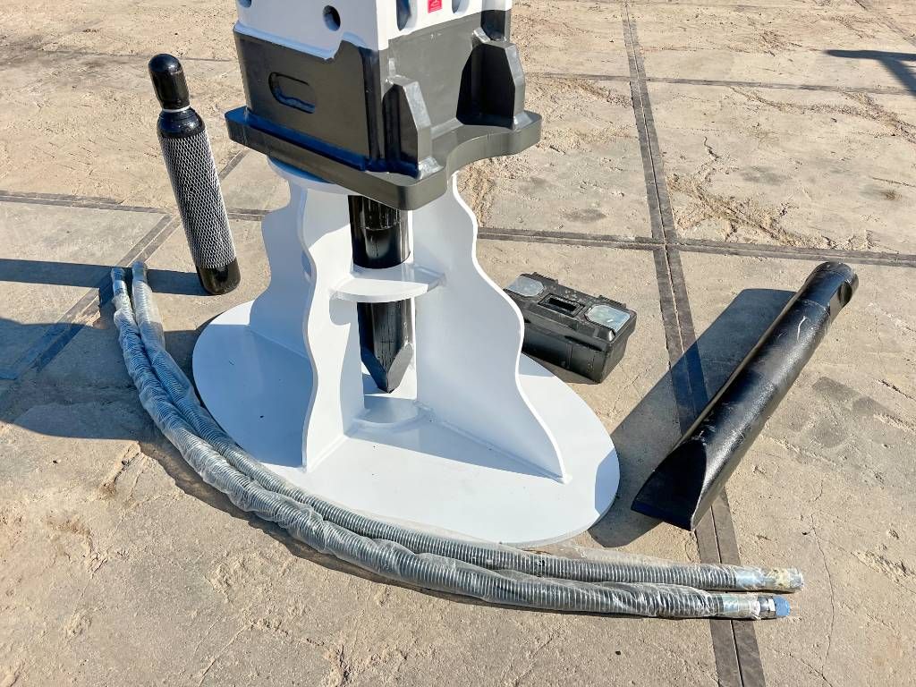 Maxx 3000 hammer / 27-40 Ton / Hydraulic Breaker /