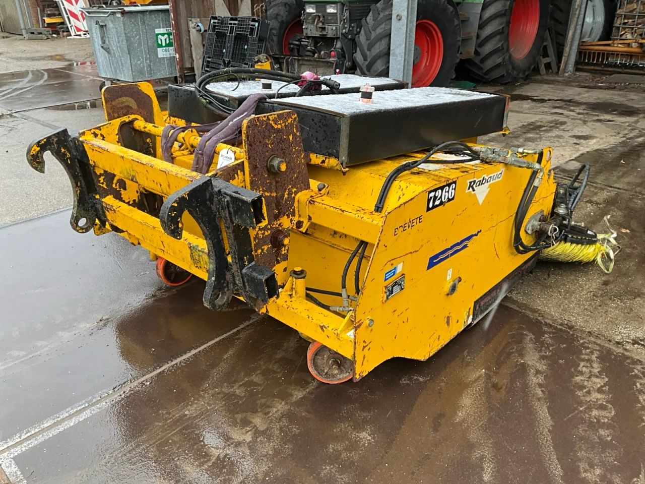 Veegmachine met Atlas wiellader ophanging