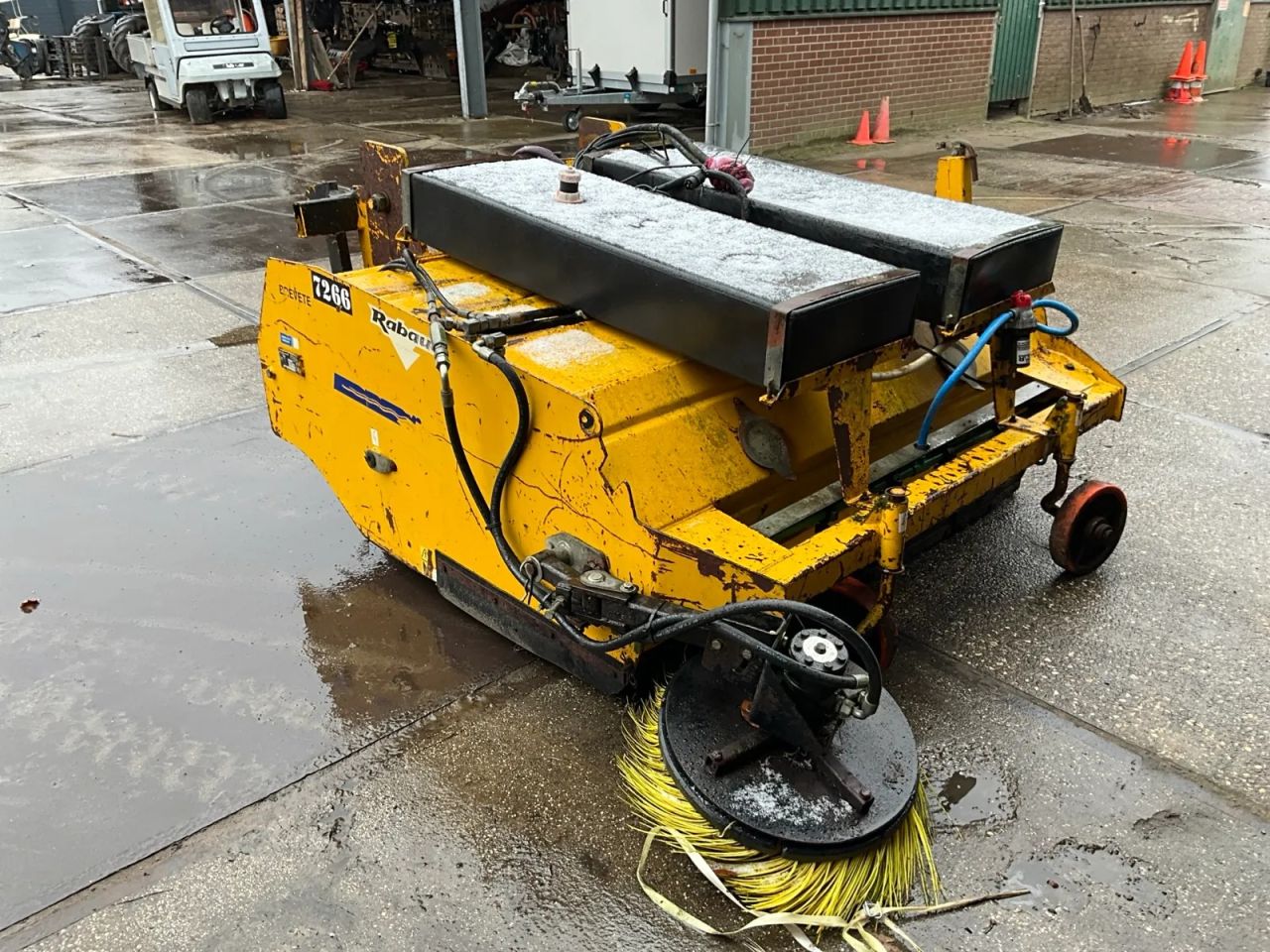 Veegmachine met Atlas wiellader ophanging