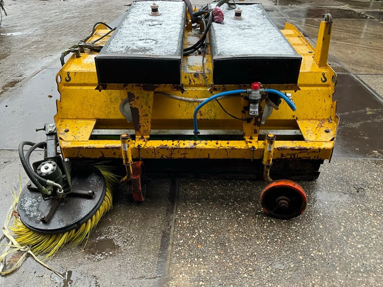 Veegmachine met Atlas wiellader ophanging