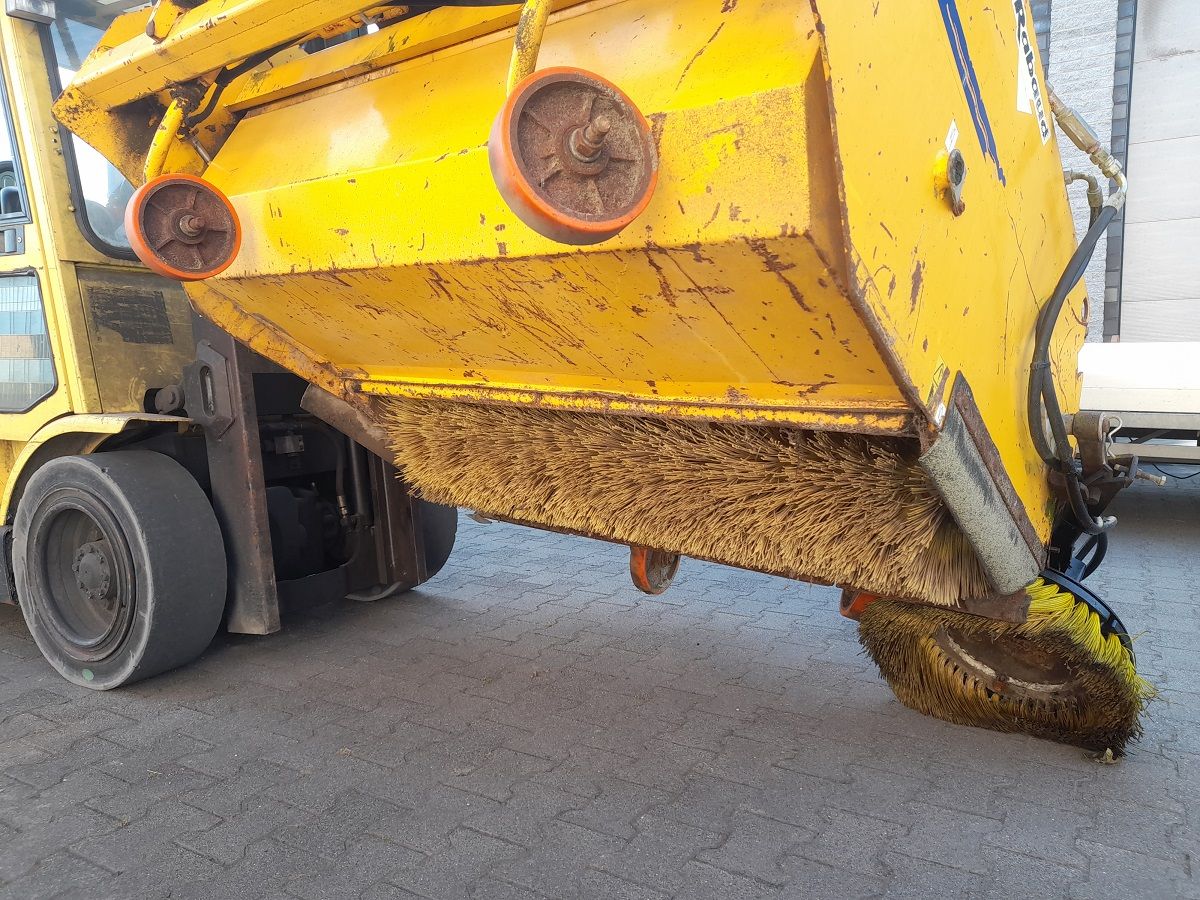 Veegmachine met Atlas wiellader ophanging