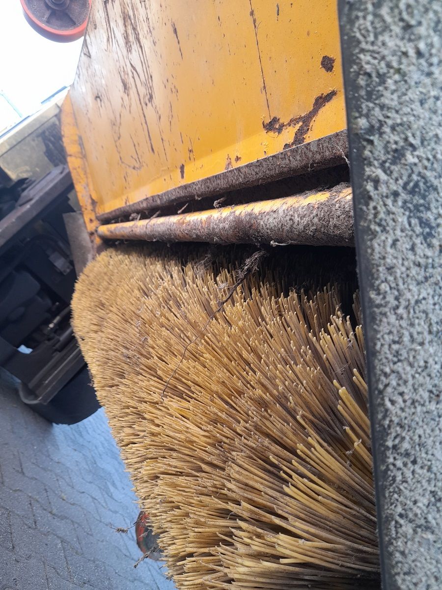 Veegmachine met Atlas wiellader ophanging
