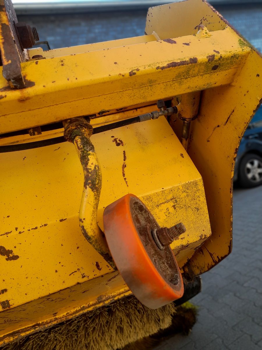 Veegmachine met Atlas wiellader ophanging