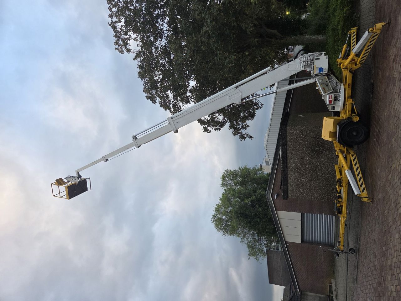 Custers 22 meter aanhanger hoogwerker hybride trekker omme