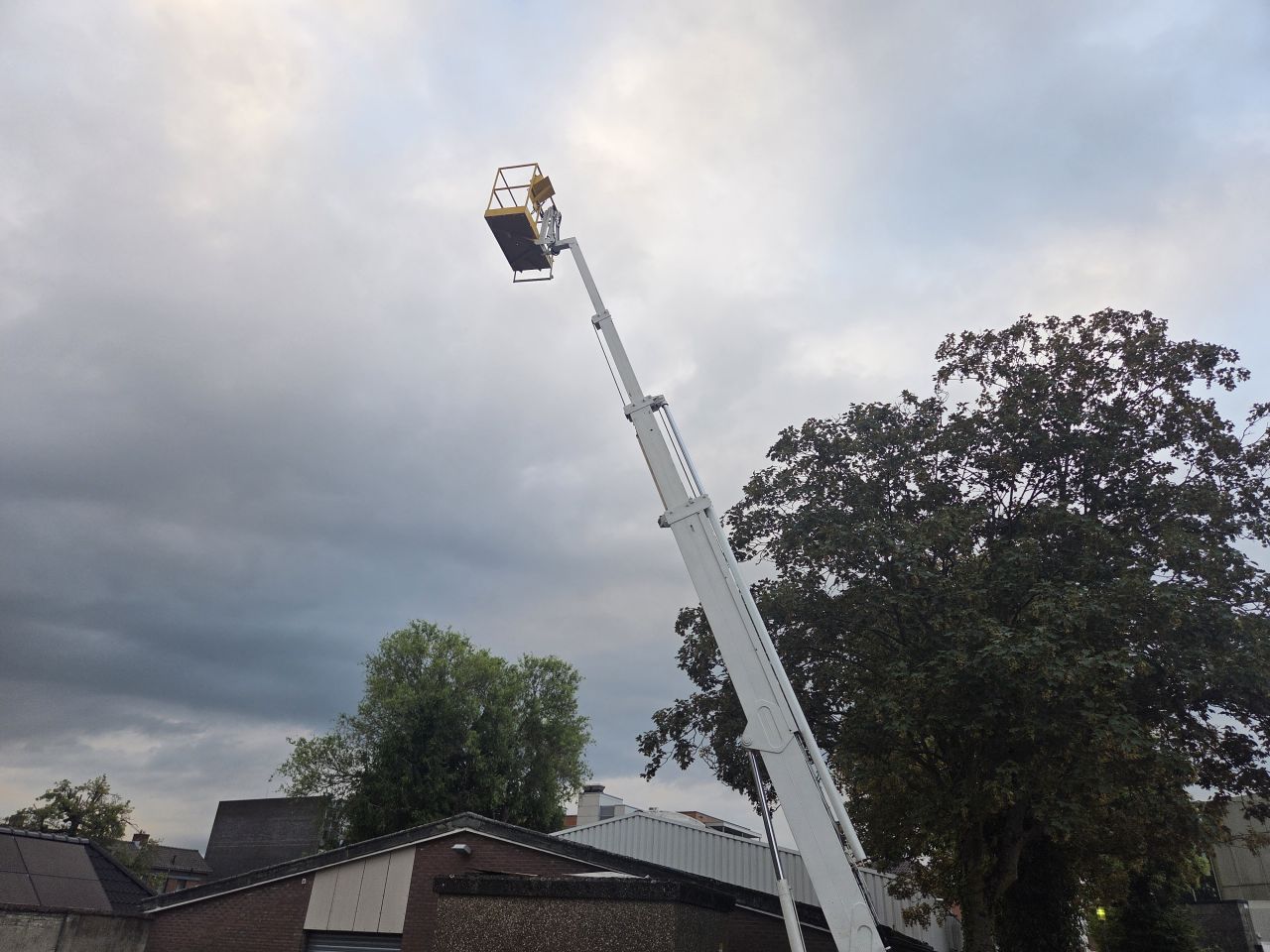 Custers 22 meter aanhanger hoogwerker hybride trekker omme