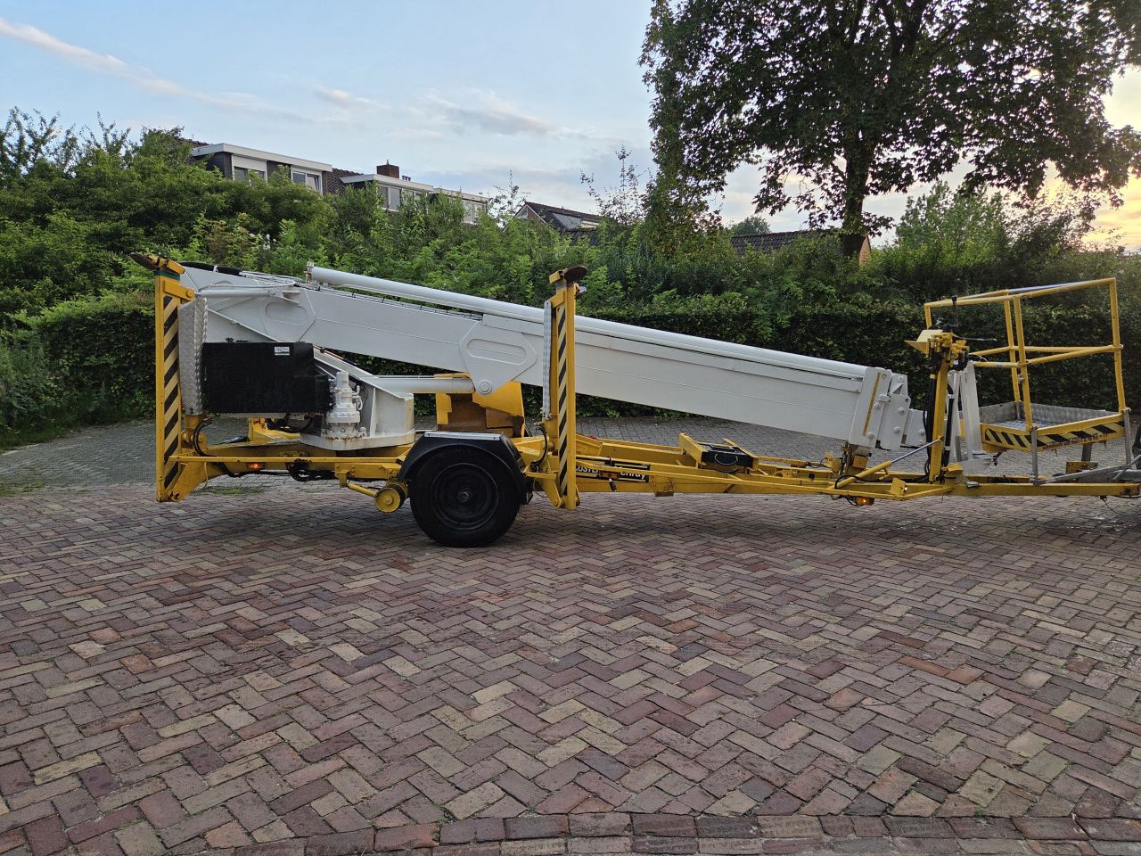 Custers 22 meter aanhanger hoogwerker hybride trekker omme