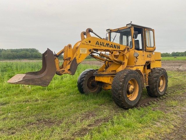 AHLMANN AZ9 SNELWISSEL EN DRAAIKRANS MET PUINBAK EN VORKEN