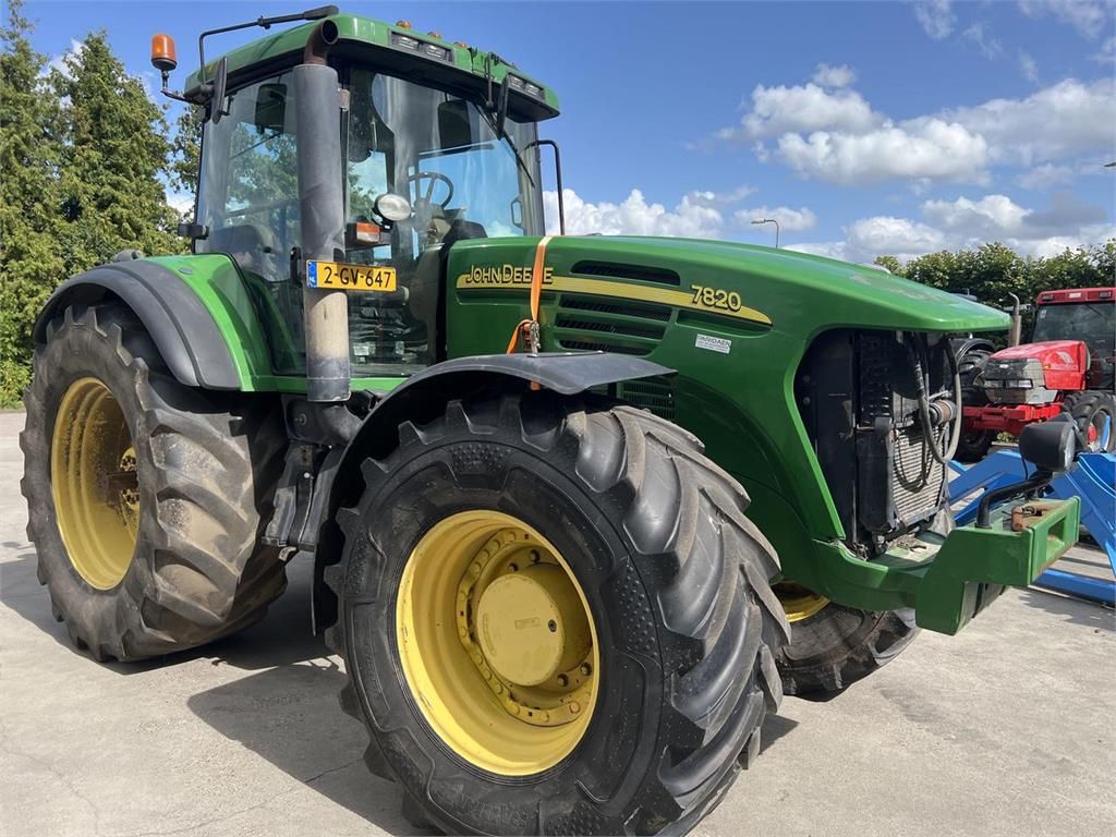 John Deere 7020 Series