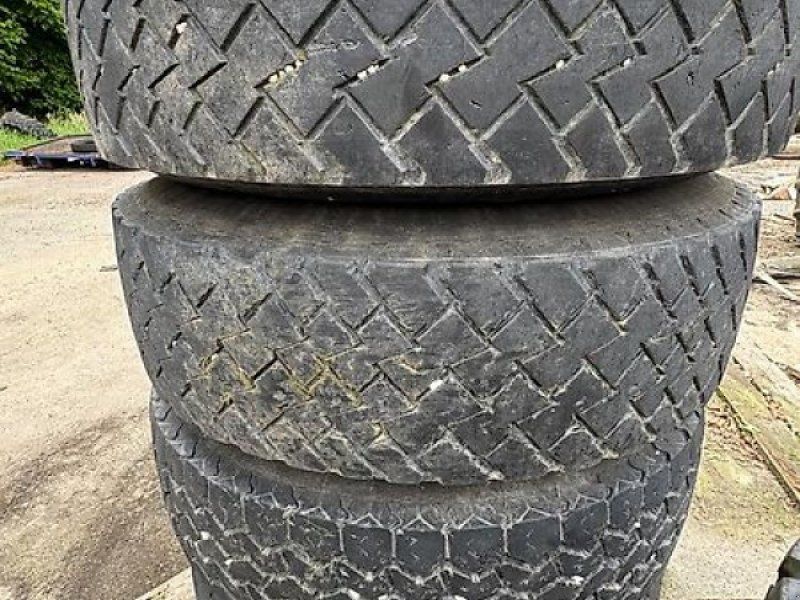 Mercedes-Benz mit Felgen, Semperito 335/80 R20 MPT, M282P,4 Stück