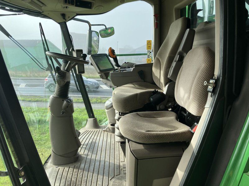 John Deere T670