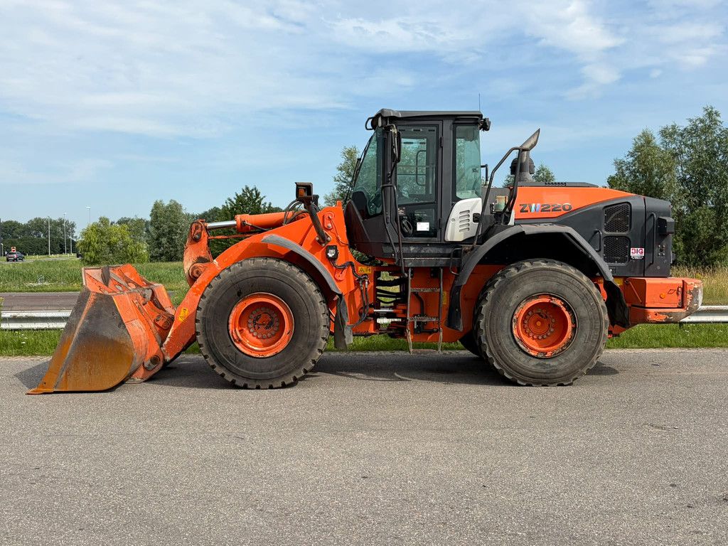 Hitachi ZW220-5B