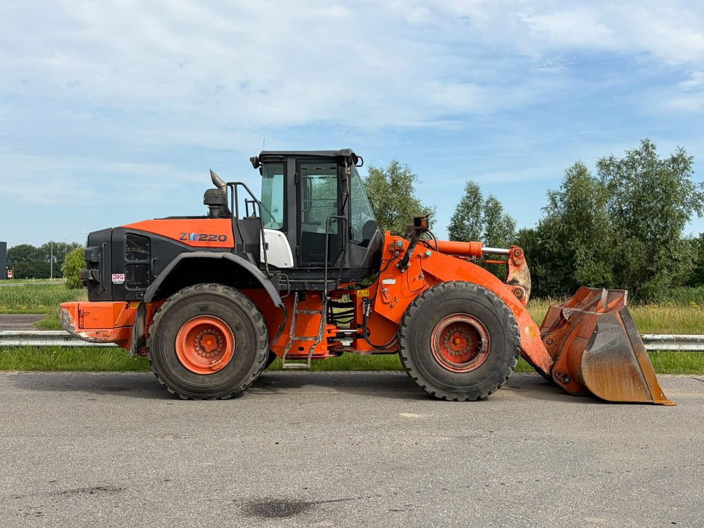 Hitachi ZW220-5B