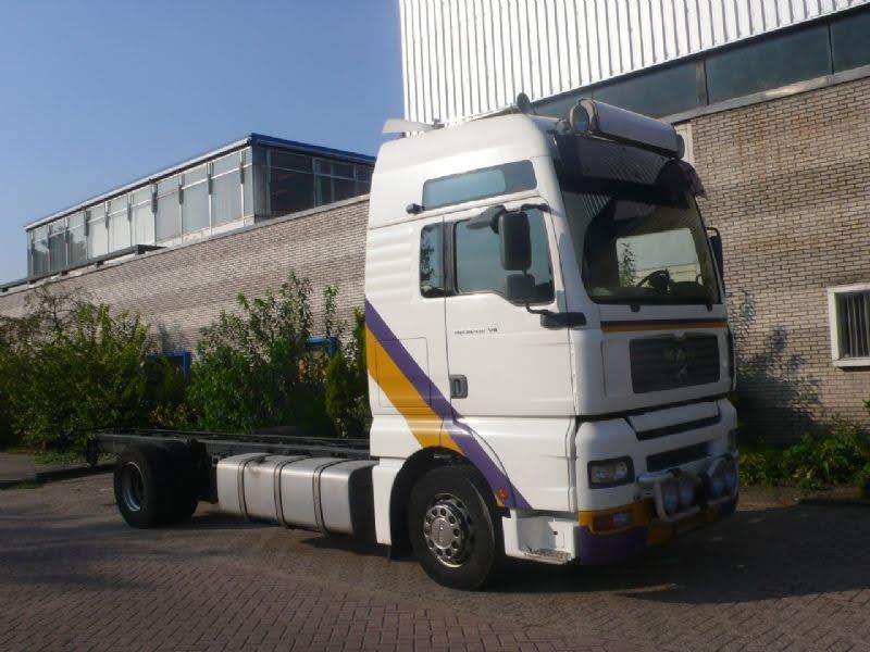 MAN TGA 26.320 vuilniswagen Geesink opbouw
