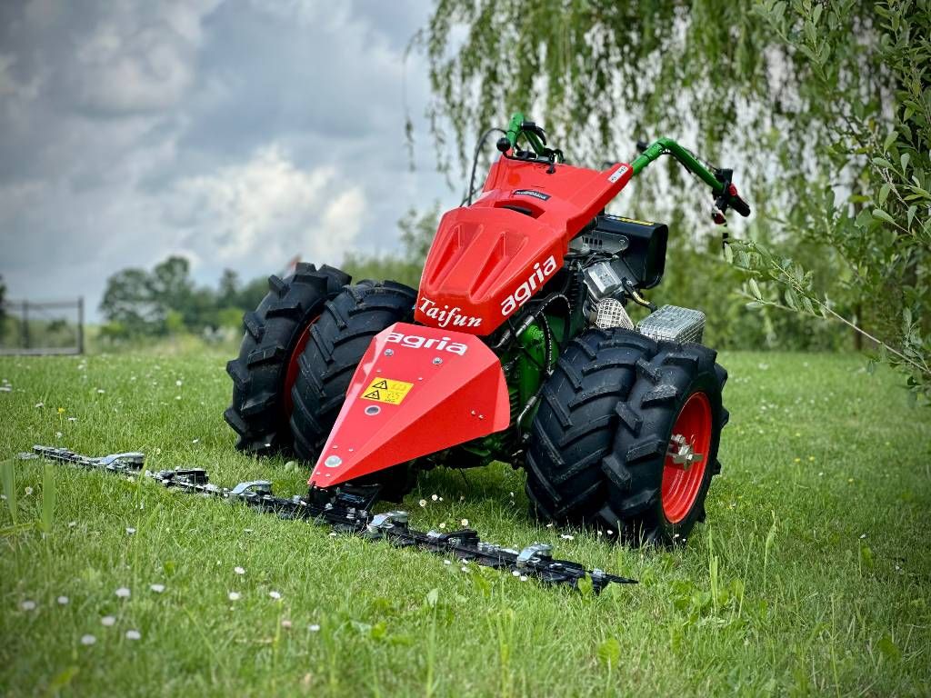 Agria 5900 Taifun met Agria Dubbelmes Maaibalk