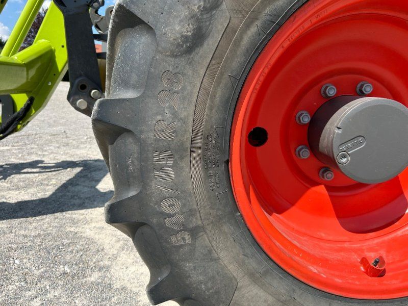 Claas Arion 550 mit Frontlader