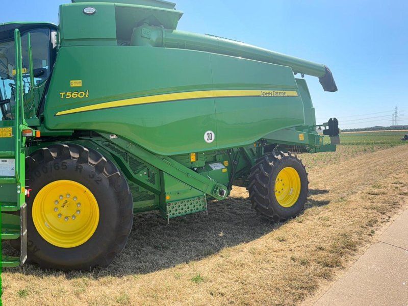 John Deere T560