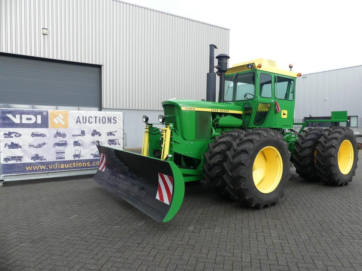 John Deere 7520