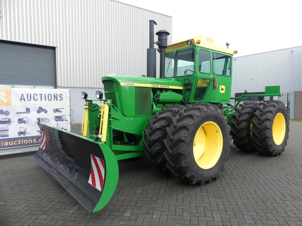John Deere 7520