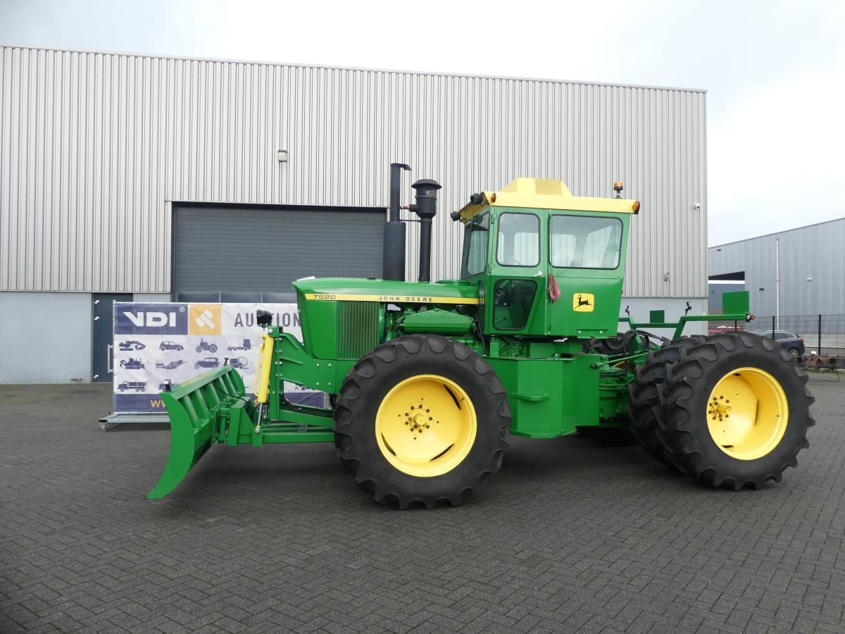 John Deere 7520