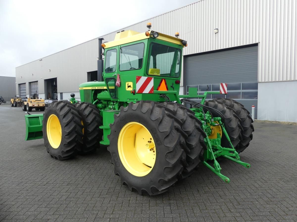 John Deere 7520