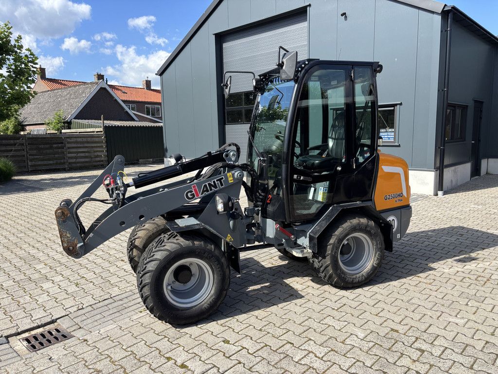 Giant G2500HD X-TRA. Bak en Lepels, Vol cabine, 208 uur.