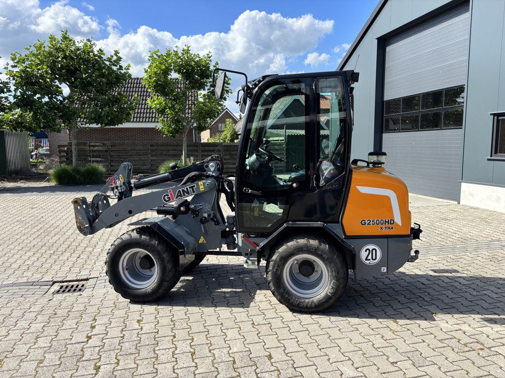 Giant G2500HD X-TRA. Bak en Lepels, Vol cabine, 208 uur.