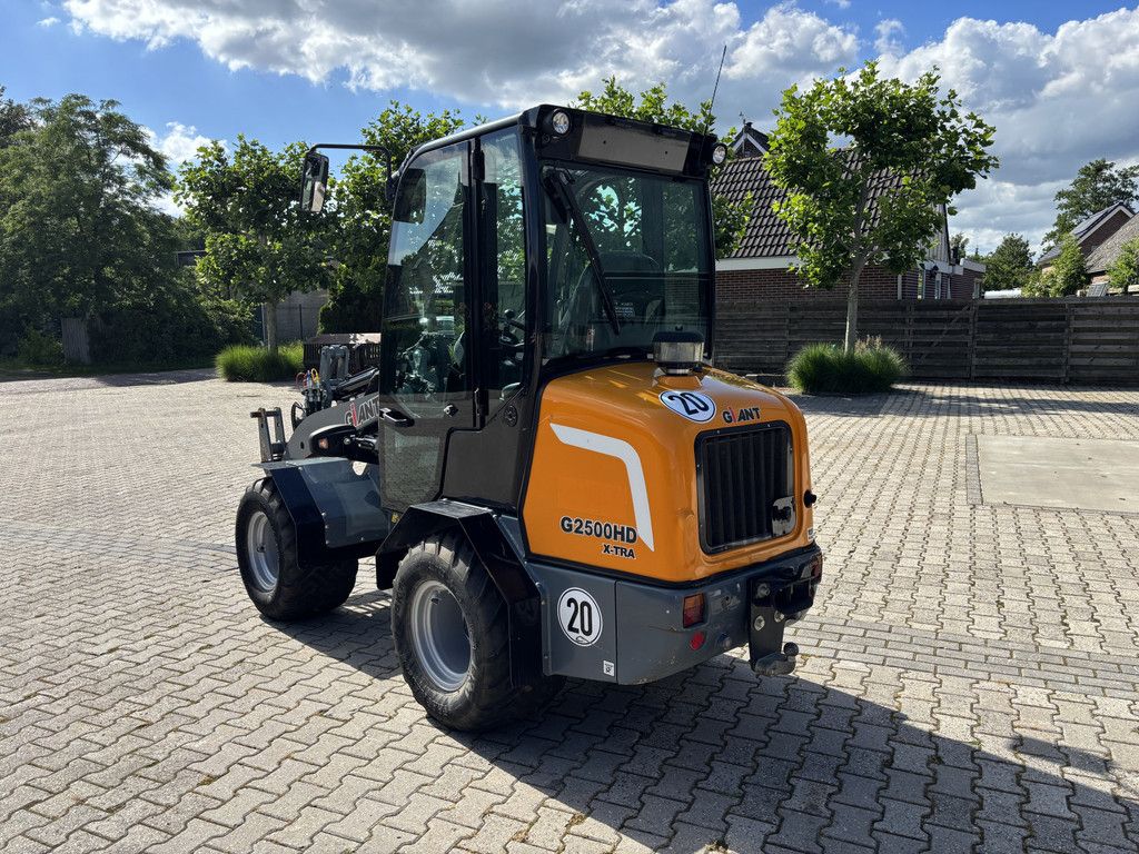 Giant G2500HD X-TRA. Bak en Lepels, Vol cabine, 208 uur.