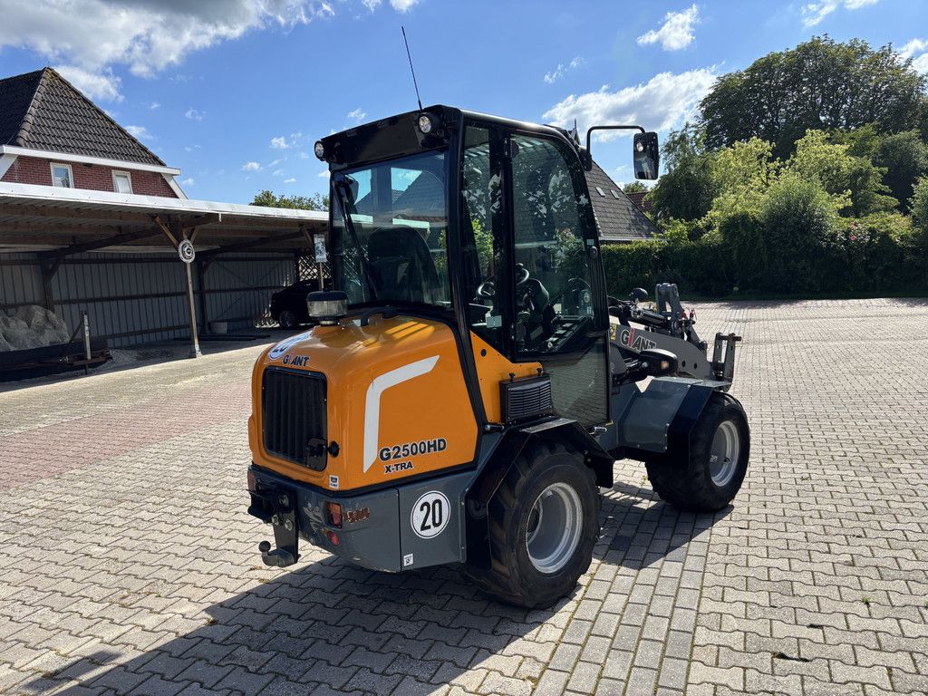 Giant G2500HD X-TRA. Bak en Lepels, Vol cabine, 208 uur.