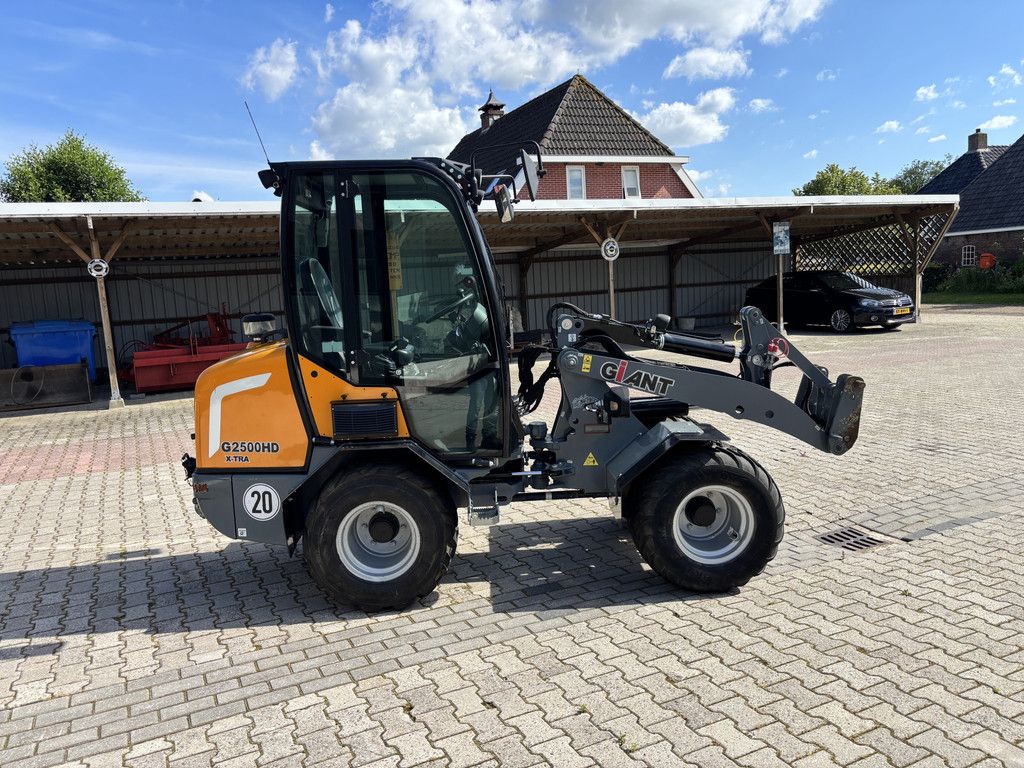 Giant G2500HD X-TRA. Bak en Lepels, Vol cabine, 208 uur.